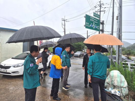 [창원=뉴시스] 강경국 기자 = 장금용 경남 창원시장 권한대행이 20일 집중호우 피해 지역을 방문해 복구 상황을 점검하고 있다. (사진=창원시청 제공). 2025.07.20. photo@newsis.com *재판매 및 DB 금지