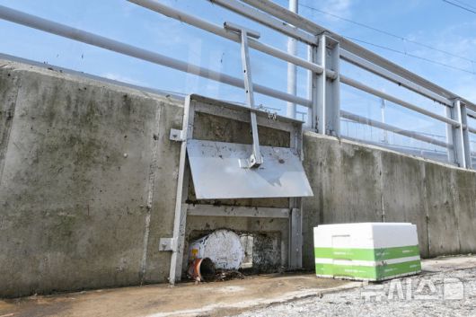 [광주=뉴시스] 이영주 기자 = 18일 광주 북구 신안동 서암대로 100번길 서방천 개수공사 과정에서 설치된 투명홍수방어벽 아래 배수구가 쓰레기로 막혀있다. 광주지역에는 지난 17일 426㎜ 기록적 폭우가 내리면서 신안동 일대가 침수 피해를 입었다. 2025.07.18. leeyj2578@newsis.com