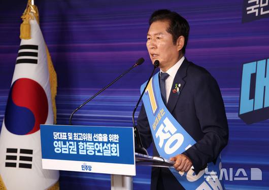 [서울=뉴시스] 김금보 기자 = 정청래 더불어민주당 당대표 후보가 20일 서울 여의도 더불어민주당 당사에서 열린 당대표 및 최고위원 선출을 위한 영남권 합동연설회에서 정견발표를 하고 있다. 2025.07.20. kgb@newsis.com