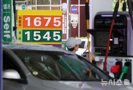 [서울=뉴시스] 홍효식 기자 = 주유소 기름값이 1주 만에 상승 전환했다. 한국석유공사 유가정보시스템 오피넷에 따르면 7월 셋째 주(13~17일) 전국 주유소 휘발유 평균 판매가는 전주 대비 리터 당 0.4원 오른 1,667.9원, 경유는 전주 대비 리터 당 0.6원 오른 1,530.9원으로 나타났다.20일 서울 시내 주유소에 유가 정보가 표시되어 있다. 2025.07.20. yesphoto@newsis.com