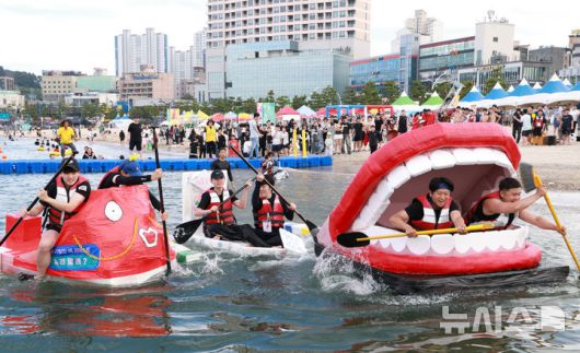 [울산=뉴시스] 배병수 기자 = 20일 울산 동구 일산해수욕장 일원에서 열린 ‘2025 울산 조선해양축제’에서 기발한 배 레이싱이 펼쳐지고 있다. 2025.07.20.bbs@newsis.com.