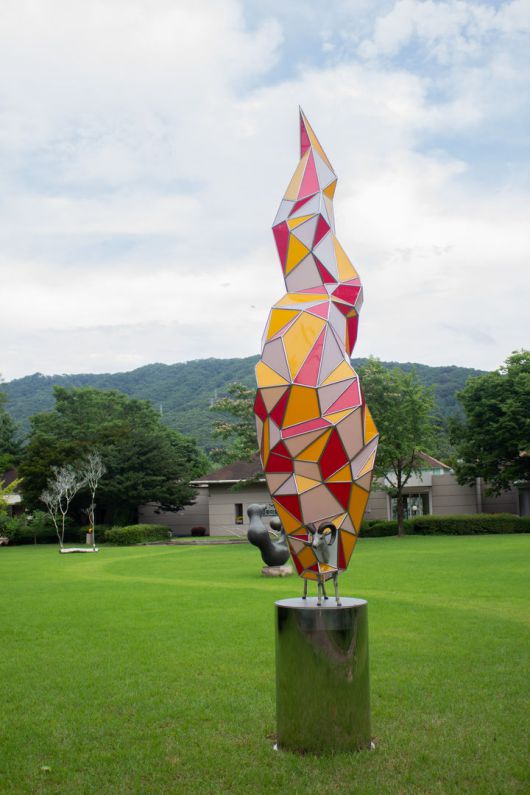 송필, 길, 2020, 폴리카보네이트, 조명, 스테인리스, 브론즈, 90x96x380cm *재판매 및 DB 금지