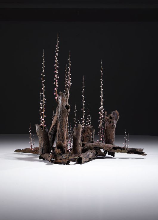 송필, 집단서식, 2024, 브론즈와 스테인리스에 야광안료, 74x30x67cm(2) *재판매 및 DB 금지