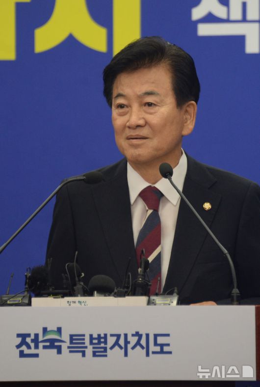 [전주=뉴시스] 김얼 기자 = 정동영 국회의원이 21일 전북 전주시 전북특별자치도청 기자회견장에서 완주-전주 통합과 관련한 기자회견을 열고 기자들의 질의에 답변하고 있다. 2025.07.21. pmkeul@newsis.com