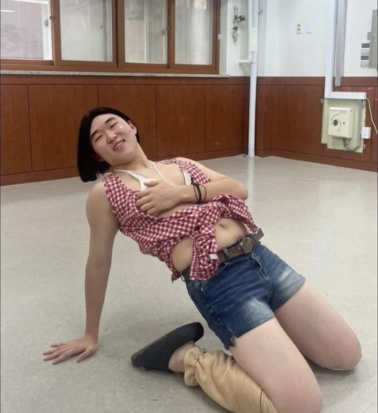 [의정부=뉴시스] 의정부고등학교 학생자치회가 공개한 졸업사진. '워터밤 여신' 권은비를 표현한 모습. (사진=의정부고 학생자치회 인스타그램 제공). 2025.07.22. photo@newsis.com  *재판매 및 DB 금지