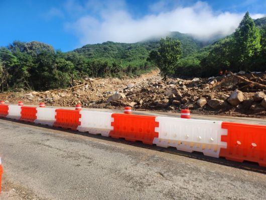 [산청=뉴시스] 서희원 기자= 22일  오전 경남 산청군 신안면 외송리  산사태, 국도 3호선을 넘어 구 경호강 휴게소앞으로 토사가 밀려왔다. 2025. 07. 22. shw1881@newsis.com *재판매 및 DB 금지