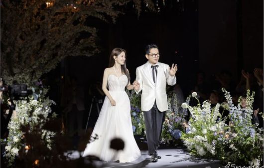 [서울=뉴시스] 개그우먼 김지민이 결혼식 사진을 추가 공개했다. (사진=김지민 인스타그램 캡처) 2025.07.22. photo@newsis.com *재판매 및 DB 금지