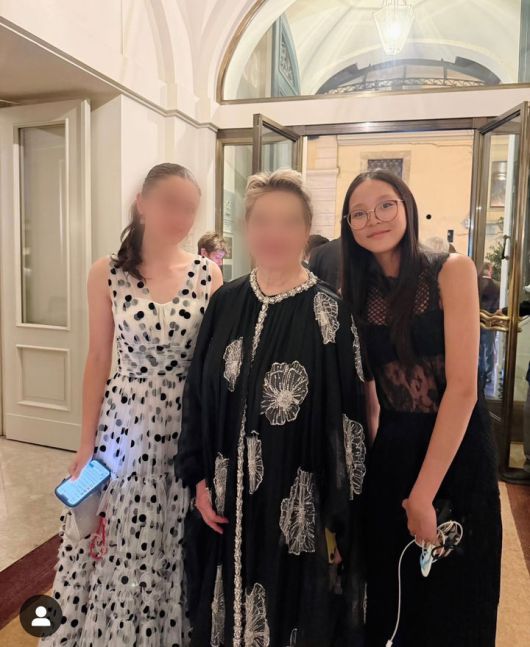 [서울=뉴시스] 이종격투기 선수 추성훈의 딸 추사랑(오른쪽)이 이탈리아 로마에서 열린 돌체앤가바나 알타모다 행사에 참석했다. (사진=추사랑 인스타그램 캡처) 2025.07.23. photo@newsis.com *재판매 및 DB 금지