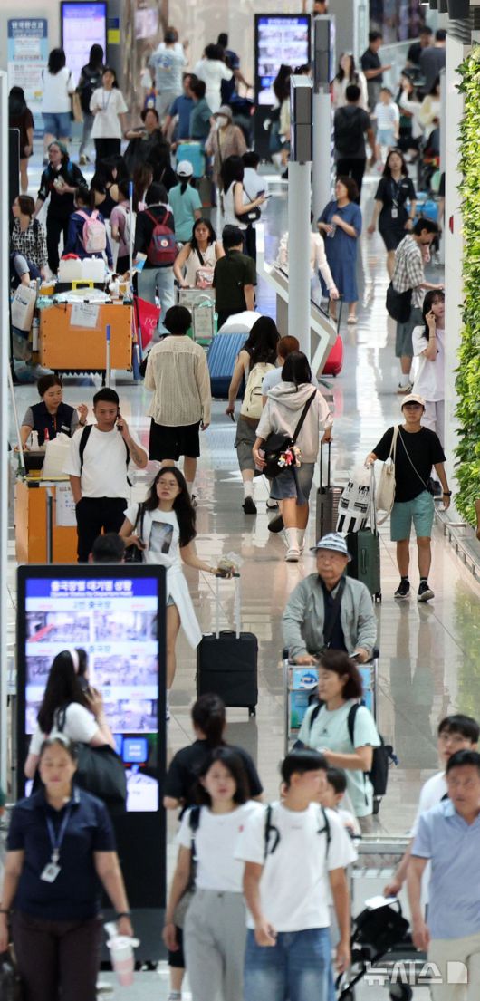 [인천공항=뉴시스] 김선웅 기자 = 22일 인천국제공항 출국장 면세구역에서 여름 휴가철을 맞아 출국하는 여행객들이 오가고 있다. 한편 인천국제공항공사는 올여름 성수기에  387만2천명이 인천공항을 이용할 것으로 예상했으며 8월 1일 23만8천명이 인천공항을 이용해 가장 혼잡할 것으로 전망했다. 2025.07.22. mangusta@newsis.com