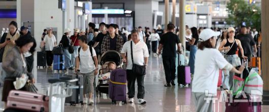 [인천공항=뉴시스] 김선웅 기자 = 22일 인천국제공항 출국장에서 여름 휴가철을 맞아 출국하는 여행객들이 오가고 있다. 한편 인천국제공항공사는 올여름 성수기에  387만2천명이 인천공항을 이용할 것으로 예상했으며 8월 1일 23만8천명이 인천공항을 이용해 가장 혼잡할 것으로 전망했다. 2025.07.22. mangusta@newsis.com