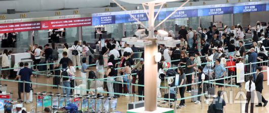[인천공항=뉴시스] 김선웅 기자 = 22일 인천국제공항 출국장에서 여름 휴가철을 맞아 출국하는 여행객들이 출국 수속을 밟고 있다. 한편 인천국제공항공사는 올여름 성수기에  387만2천명이 인천공항을 이용할 것으로 예상했으며 8월 1일 23만8천명이 인천공항을 이용해 가장 혼잡할 것으로 전망했다. 2025.07.22. mangusta@newsis.com