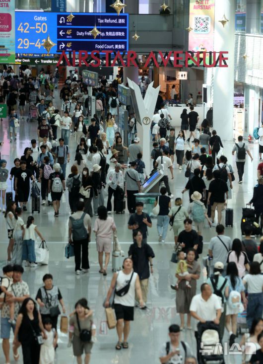 [인천공항=뉴시스] 김선웅 기자 = 22일 인천국제공항 출국장에서 여름 휴가철을 맞아 출국하는 여행객들이 출국 수속을 밟고 있다. 한편 인천국제공항공사는 올여름 성수기에  387만2천명이 인천공항을 이용할 것으로 예상했으며 8월 1일 23만8천명이 인천공항을 이용해 가장 혼잡할 것으로 전망했다. 2025.07.22. mangusta@newsis.com