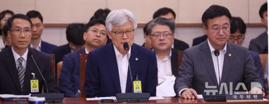 [서울=뉴시스] 조성봉 기자 = 최동석 인사혁신처장이 지난 22일 오후 서울 여의도 국회에서 열린 법제사법위원회 전체회의에서 의원의 질의에 답변하고 있다. 왼쪽부터 유재성 경찰청장 직무대행, 최 인사혁신처장, 윤호중 행정안전부 장관. 2025.07.22. suncho21@newsis.com