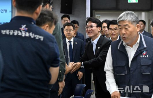 [서울=뉴시스] 청사사진기자단 = 김민석 국무총리가 22일 오후 서울 영등포 한국노총을 방문해 관계자들과 인사하고 있다. 2025.07.22. photo@newsis.com