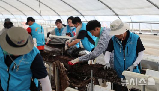 한국농어촌공사 임직원들이 22일 전남 나주시 노안면 수해 현장을 찾아 복구 작업으로 구슬땀을 흘렸다. (사진=농어촌공사 제공) photo@newsis.com
