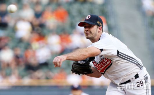 [서울=뉴시스] 홍효식 기자 = 22일 서울 송파구 잠실야구장에서 열린 2025 KBO리그 한화 이글스와 두산 베어스의 경기, 두산 선발투수 잭로그가 공을 던지고 있다. 2025.07.22. yesphoto@newsis.com