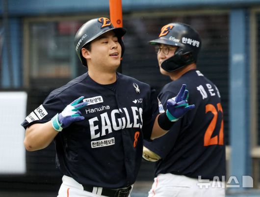 [서울=뉴시스] 홍효식 기자 = 22일 서울 송파구 잠실야구장에서 열린 2025 KBO리그 한화 이글스와 두산 베어스의 경기, 2회초 무사 주자없는 상황 한화 노시환이 솔로 홈런을 친 뒤 더그아웃으로 향하고 있다. 2025.07.22. yesphoto@newsis.com