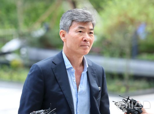 [서울=뉴시스] 최진석 기자 = 이종호 전 블랙펄인베스트 대표가 23일 서울 종로구 김건희 특검팀(특별검사 민중기)으로 소환 조사에 출석하고 있다. 2025.07.23. myjs@newsis.com