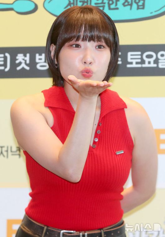 [서울=뉴시스] 김혜진 기자 = 개그우먼 이은지가 23일 오전 서울 영등포구 IFC에서 진행된 ENA·EBS 공동제작 예능 프로그램 '추성훈의 밥값은 해야지' 제작발표회에서 포즈를 취하고 있다. 2025.07.23. jini@newsis.com