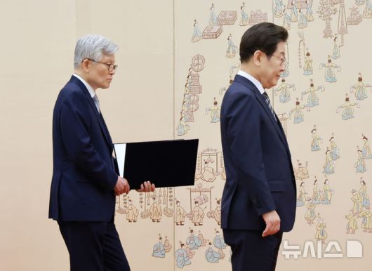 [서울=뉴시스] 고범준 기자 = 최동석 인사혁신처장이 지난 23일 서울 용산 대통령실 청사에서 이재명 대통령의 임명장 및 위촉장 수여를 돕고 있다. (대통령실통신사진기자단) 2025.07.23. bjko@newsis.com