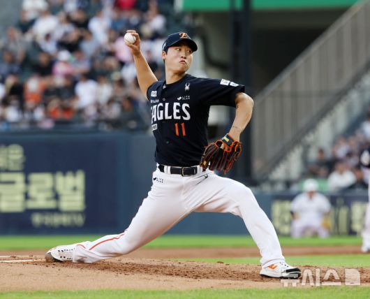 [서울=뉴시스] 조성우 기자 = 23일 서울 송파구 잠실야구장에서 열린 2025 KBO리그 한화 이글스와 두산 베어스의 경기, 한화 선발 황준서에 이어 등판한 엄상백이 역투하고 있다. 2025.07.23. xconfind@newsis.com