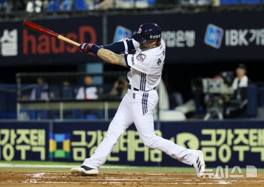 [서울=뉴시스] 조성우 기자 = 23일 서울 송파구 잠실야구장에서 열린 2025 KBO리그 한화 이글스와 두산 베어스의 경기, 두산 6회말 공격 선두타자 케이브가 안타를 때리며 출루하고 있다. 2025.07.23. xconfind@newsis.com