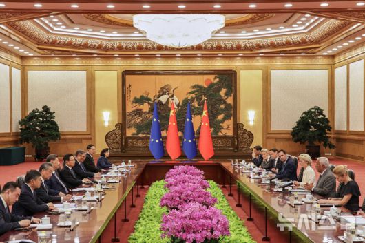 [베이징=AP/뉴시스] 시진핑(왼쪽 네 번째) 국가주석이 24일(현지 시간) 중국 베이징 인민대회당에서 열린 제25차 중국-유럽연합(EU) 정상회의에 참석해 안토니우 코스타 EU 정상회의 상임의장, 우르줄라 폰데어라이엔 EU 집행위원장, 카야 칼라스 EU 외교안보 고위대표와 회담하고 있다. 2025.07.24.