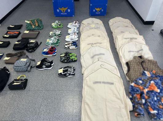 [부산=뉴시스] 투자 사기로 120명으로부터 102억원을 가로챈 일당 주범의 거주지에서 경찰이 압수한 명품 등의 물품. (사진=부산경찰청 제공) 2025.07.24. photo@newsis.com *재판매 및 DB 금지