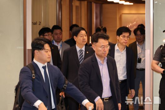 [인천공항=뉴시스] 권창회 기자 = 구윤철 경제부총리 겸 기획재정부 장관이 24일 오전 미국 워싱턴D.C.에서 열릴 예정이였던 미국 재무장관과 무역대표부(USTR)와 예정되어 있던 통상협상이 취소돼 인천국제공항 제2여객터미널 귀빈실을 나서고 있다. (공동취재) 2025.07.24. photo@newsis.com