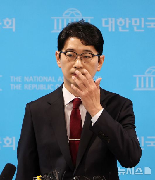 [서울=뉴시스] 김명년 기자 = 국민의힘 당 대표 출마선언을 한 주진우 의원이 24일 오전 서울 여의도 국회 소통관에서 출마선언을 마치고 취재진의 질문에 답하던 중 안경을 고쳐쓰고 있다. 2025.07.24. kmn@newsis.com