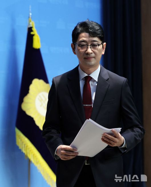 [서울=뉴시스] 김명년 기자 = 국민의힘 당 대표 출마선언을 한 주진우 의원이 24일 오전 서울 여의도 국회 소통관에서 출마선언을 마치고 이동하고 있다. 2025.07.24. kmn@newsis.com