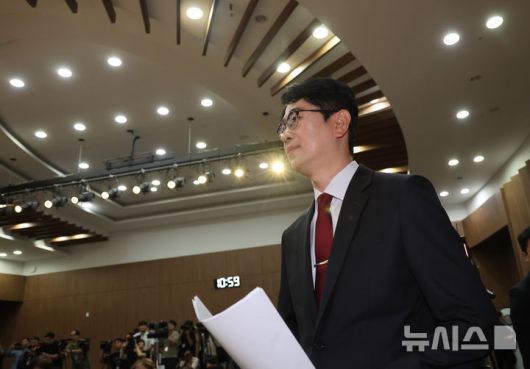 [서울=뉴시스] 김명년 기자 = 주진우 국민의힘 의원이 24일 오전 서울 여의도 국회 소통관에서 당대표 출마선언 기자회견을 위해 이동하고 있다. 2025.07.24. kmn@newsis.com