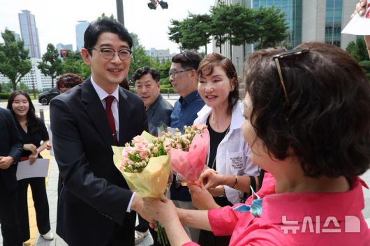 [서울=뉴시스] 김명년 기자 = 주진우 국민의힘 의원이 24일 오전 서울 여의도 국회 소통관 앞에서 당대표 출마선언 기자회견을 위해 이동하던 중 지지자들에게 꽃다발을 받고 있다. 2025.07.24. kmn@newsis.com