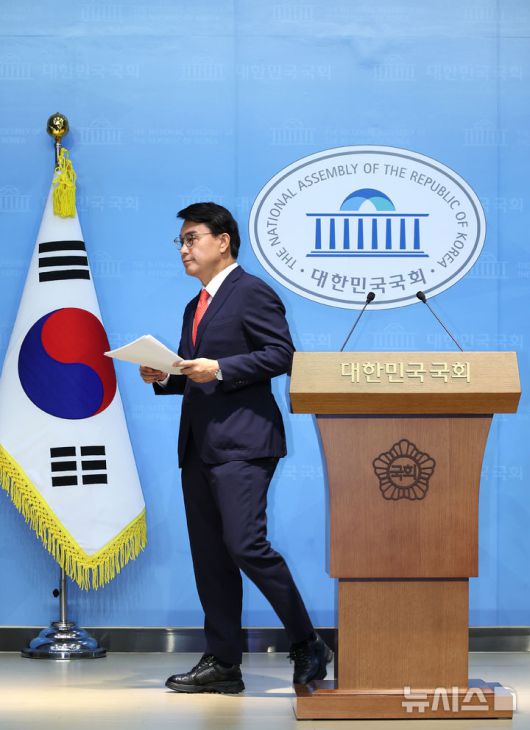 [서울=뉴시스] 김금보 기자 = 윤상현 국민의힘 의원이 24일 오전 서울 여의도 국회 소통관에서 최근 자신이 주최한 토론회 '자유공화 리셋코리아를 위하여'가 윤어게인 행사로 오해받게 된 점에 대해 사과하는 기자회견을 마친 후 이동하고 있다. 2025.07.24. kgb@newsis.com