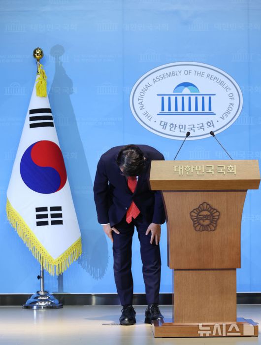 [서울=뉴시스] 김금보 기자 = 윤상현 국민의힘 의원이 24일 오전 서울 여의도 국회 소통관에서 최근 자신이 주최한 토론회 '자유공화 리셋코리아를 위하여'가 윤어게인 행사로 오해받게 된 점에 대해 고개 숙여 사과하고 있다. 2025.07.24. kgb@newsis.com