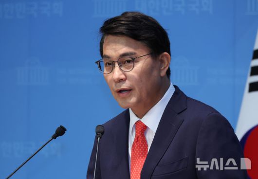 [서울=뉴시스] 김금보 기자 = 윤상현 국민의힘 의원이 24일 오전 서울 여의도 국회 소통관에서 최근 자신이 주최한 토론회 '자유공화 리셋코리아를 위하여'가 윤어게인 행사로 오해받게 된 점에 사과하는 기자회견을 하고 있다. 2025.07.24. kgb@newsis.com