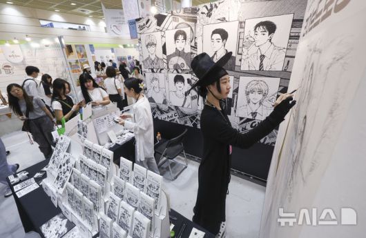 [서울=뉴시스] 김근수 기자 = 서울일러스트레이션페어V.19 2025 개막 첫 날인 24일 서울 강남구 코엑스에서 캐릭터 그리기 퍼포먼스를 선보이고 있다. 2024.07.24. ks@newsis.com