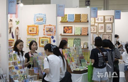 [서울=뉴시스] 김근수 기자 = 서울일러스트레이션페어V.19 2025 개막 첫 날인 24일 서울 강남구 코엑스에서 관람객들이 일러스트 그림 엽서를 구경하고 있다. 2024.07.24. ks@newsis.com