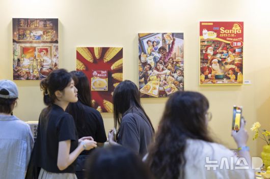 [서울=뉴시스] 김근수 기자 = 서울일러스트레이션페어V.19 2025 개막 첫 날인 24일 서울 강남구 코엑스에서 관람객들이 일러스트 포스터 작품을 관람하고 있다. 2024.07.24. ks@newsis.com