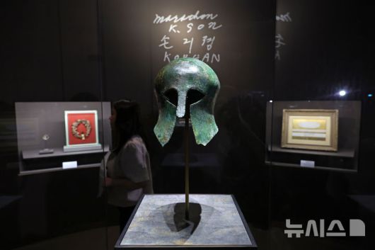 [서울=뉴시스] 박진희 기자 = 국립중앙박물관은 특별전 '두 발로 세계를 제패하다' 언론공개회를 24일 서울 용산구 국립중앙박물관 상설전시관에서 갖고 손기정 선수의 여정을 함께한 1936년 베를린 올림픽 금메달과 월계관, 특별 부상품이었던 고대 그리스 투구 등 전시품 18건을 선보인다. 이번 특별전은 광복 80주년을 기념하여 손기정(1912~2002) 선수가 우리 민족의 역사와 함께한 발자취를 조명하는 전시이다. 2025.07.24. pak7130@newsis.com