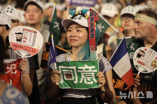 [타이베이=AP/뉴시스] 지난 24일(현지 시간) 대만 타이베이에서 여당인 민진당 지지자들이 국민당(KMT) 소속 입법 의원들에 대한 소환 투표 참여를 촉구하고 있다. 2025.07.26.