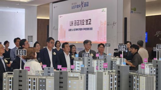 [남양주=뉴시스] 정진형 기자 = 김규철 국토교통부 주택토지실장이 25일 경기 남양주시 별내동 남양주왕숙지구 A-1, A-2블록 주택전시관 내 단지 모형을 둘러보고 있다. 2025.07.25. formation@newsis.com *재판매 및 DB 금지