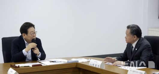 [시흥=뉴시스] 최동준 기자 = 이재명 대통령이 25일 경기 시흥시 SPC삼립 시화공장에서 열린 산업재해 근절 현장 노사간담회에서 발언하고 있다. 오른쪽은 허영인 SPC그룹 회장. 2025.07.25. photocdj@newsis.com