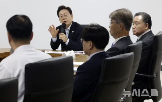 [시흥=뉴시스] 최동준 기자 = 이재명 대통령이 25일 경기 시흥시 SPC삼립 시화공장에서 열린 산업재해 근절 현장 노사간담회에서 SPC 임원들에게 사고경위와 근로자 노동 환경 등에 대해 질문하고 있다. 2025.07.25. photocdj@newsis.com