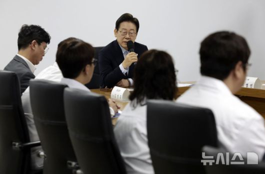 [시흥=뉴시스] 최동준 기자 = 이재명 대통령이 25일 경기 시흥시 SPC삼립 시화공장에서 열린 산업재해 근절 현장 노사간담회에서 발언하고 있다. 2025.07.25. photocdj@newsis.com