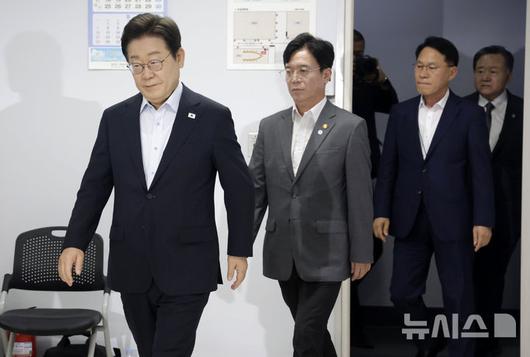 [시흥=뉴시스] 최동준 기자 = 이재명 대통령이 25일 경기 시흥시 SPC삼립 시화공장에서 열린 산업재해 근절 현장 노사간담회에 입장하고 있다. 2025.07.25. photocdj@newsis.com