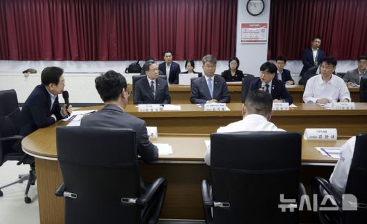 [시흥=뉴시스] 최동준 기자 = 이재명 대통령이 25일 경기 시흥시 SPC삼립 시화공장에서 열린 산업재해 근절 현장 노사간담회에서 SPC 임원들에게 사고경위와 근로자 노동 환경 등에 대해 질문하고 있다. 2025.07.25. photocdj@newsis.com