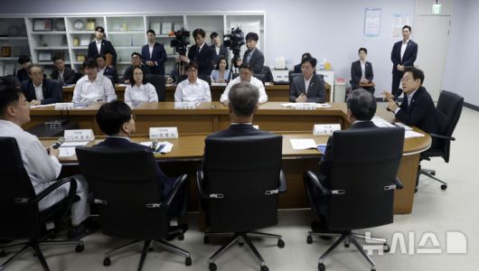 [시흥=뉴시스] 최동준 기자 = 이재명 대통령이 25일 경기 시흥시 SPC삼립 시화공장에서 열린 산업재해 근절 현장 노사간담회에서 SPC 임원들에게 사고경위와 근로자 노동 환경 등에 대해 질문하고 있다. 2025.07.25. photocdj@newsis.com