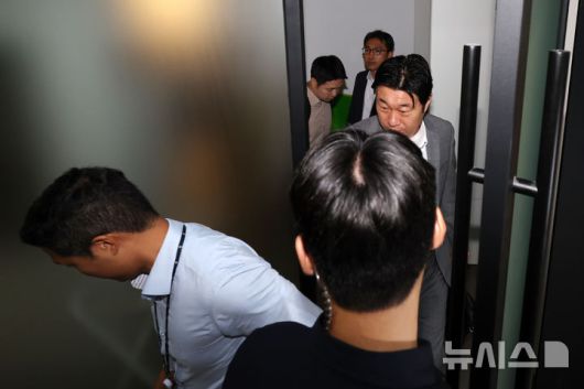 [서울=뉴시스] 김건희 여사의 각종 의혹을 수사 중인 특별검사팀 관계자들이 지난 7월 25일 서울 서초구 아크로비스타 내 김 여사의 코바나컨텐츠 사무실 압수수색을 마친 뒤 철수하고 있다. (사진=뉴시스DB). photo@newsis.com