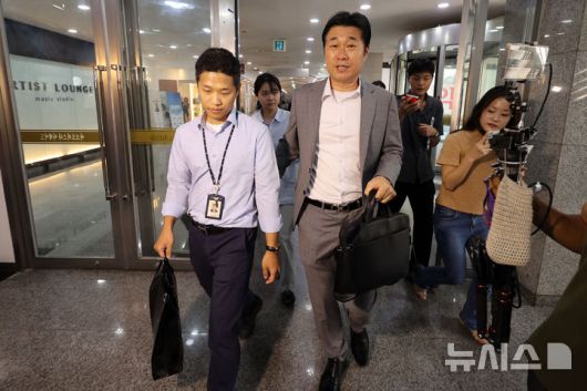 [서울=뉴시스] 조성우 기자 = 김건희 여사의 각종 의혹을 수사 중인 특별검사팀 관계자들이 지난달 25일 서울 서초구 아크로비스타 내 김 여사의 코바나컨텐츠 사무실 압수수색을 마친 뒤 철수하고 있다. 2025.08.12. xconfind@newsis.com